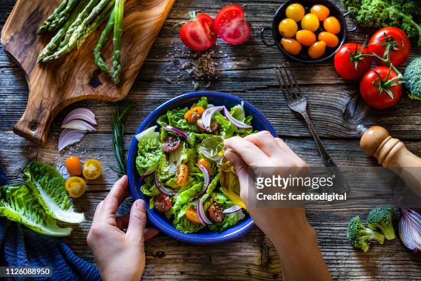 salade de légumes biologiques frais vinaigrette avec l’huile d’olive - vinaigrette dressing photos et images de collection