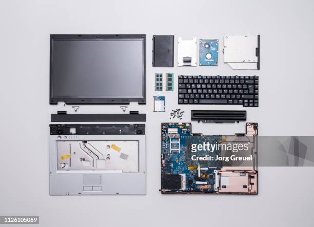 disassembled laptop computer - disassembling stockfoto's en -beelden