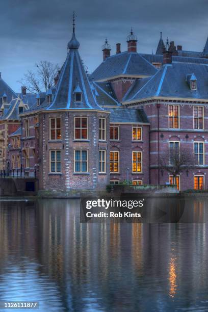 the office of the dutch prime minister ( het torentje ) at night - binnenhof 個照片及圖片檔