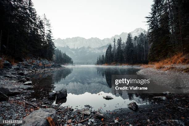 beautiful mountain lake - mountain lake stockfoto's en -beelden