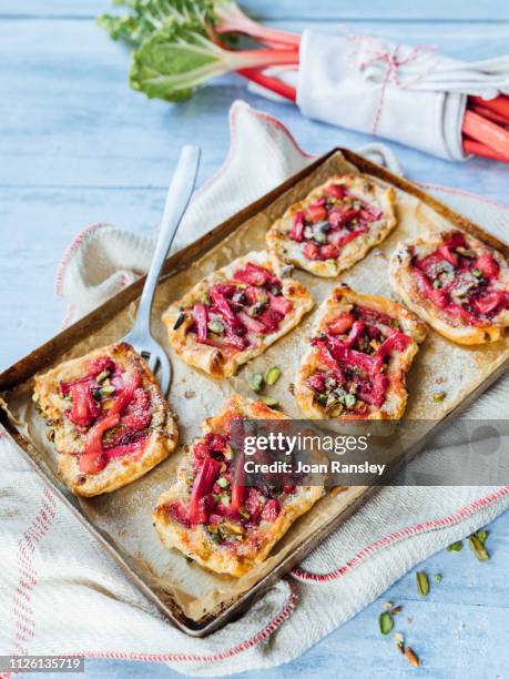 rhubarb, frangipane tart - ルバーブ ストックフォトと画像