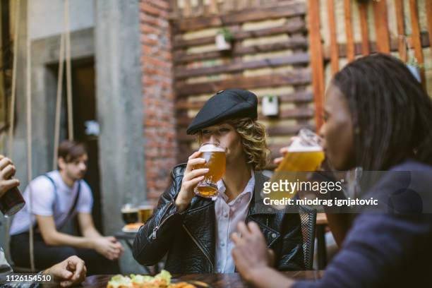 laten we dronken samen! - artisanal food and drink stockfoto's en -beelden