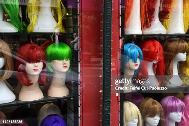 mannequin with violet colored wig at downtown san francisco, california, usa - peruk bildbanksfoton och bilder