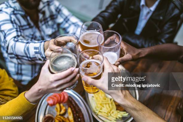 roosteren met bier tijdens het diner - duitse gerechten stockfoto's en -beelden