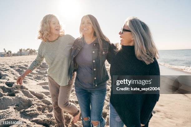 glädjen i pension - three people bildbanksfoton och bilder