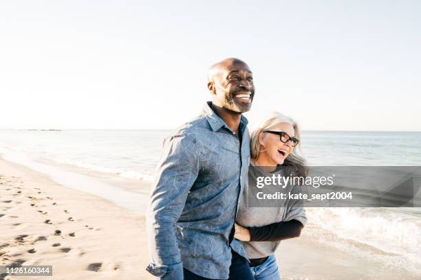 strategieën om te helpen verhogen van uw pensioeninkomen - strand paar stockfoto's en -beelden