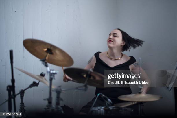 trans woman playing drums - showus fotografías e imágenes de stock