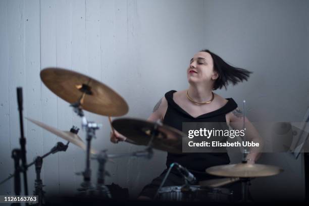 trans woman playing drums - drummer 個照片及圖片檔