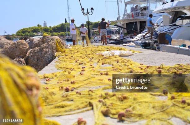 spetses eiland dock in harbor, griekenland - spetses stockfoto's en -beelden