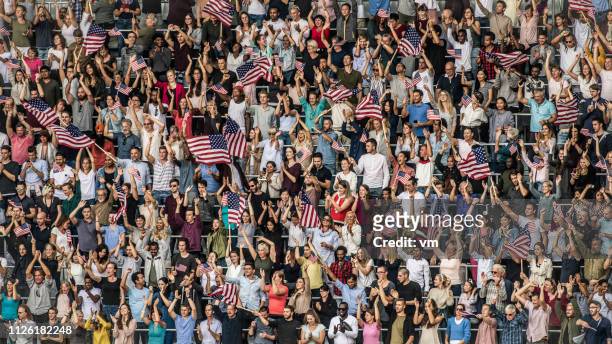 animando y aplaudiendo u.s. ventilador multitud - american football stadium fotografías e imágenes de stock