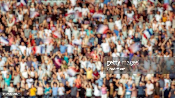 defokussierten masse auf einem stadion - tribüne stock-fotos und bilder