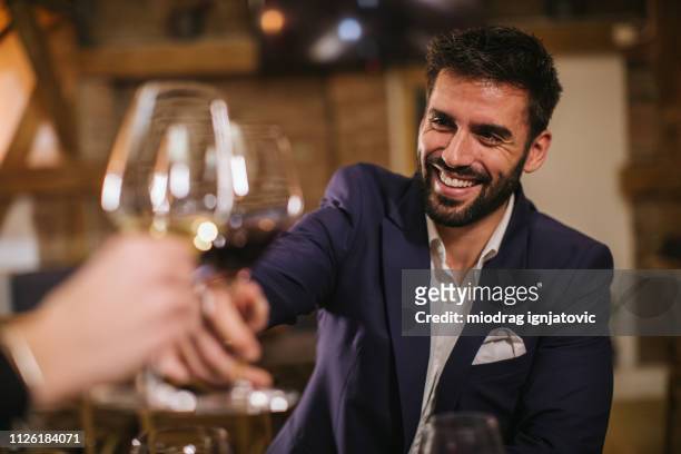 knappe man in de wijnmakerij - man in a restaurant stockfoto's en -beelden