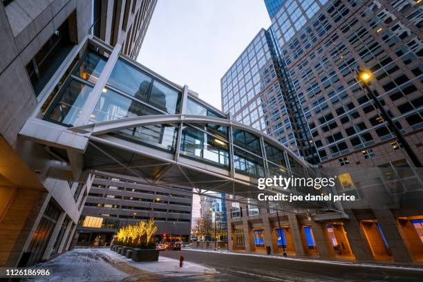 elevated walkway, minneapolis, minnesota, america - paso elevado fotografías e imágenes de stock