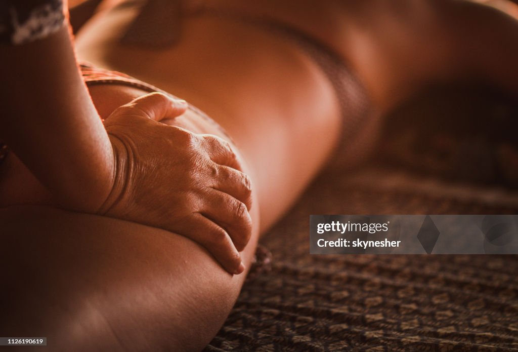 Close up van therapeut shiatsu massage te geven aan haar klant.