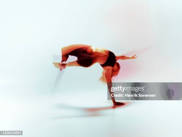 female dancer in motion - female streaking stockfoto's en -beelden