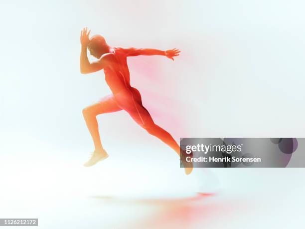 male athlete running - forward athlete stockfoto's en -beelden