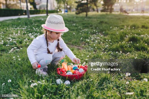 despreocupada garota brincando com uma cesta cheia de ovos de páscoa - easter basket - fotografias e filmes do acervo