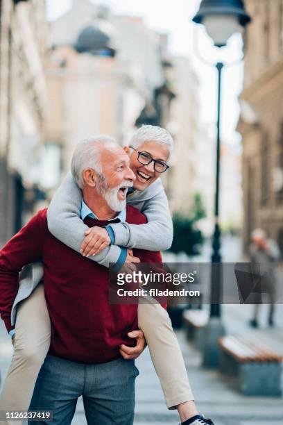 im herzen jung geblieben - old man laughing and glasses stock-fotos und bilder