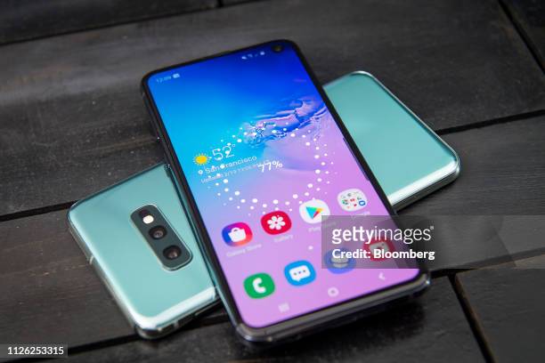 Samsung Electronics Co. S10 smartphone with Wireless PowerShare is charged by another S10 smartphone during a demonstration ahead of the Samsung...