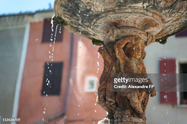fountain in quinson (upper var, provence) - quiberon stockfoto's en -beelden