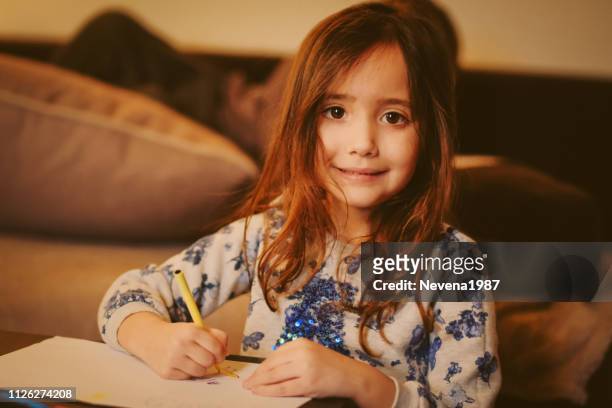 schattig meisje kleurplaat thuis - kid holding crayons stockfoto's en -beelden