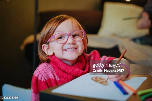 schattig meisje kleurplaat thuis - kid holding crayons stockfoto's en -beelden