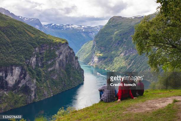 personen an den geirangerfjord, norwegen - fjord stock-fotos und bilder