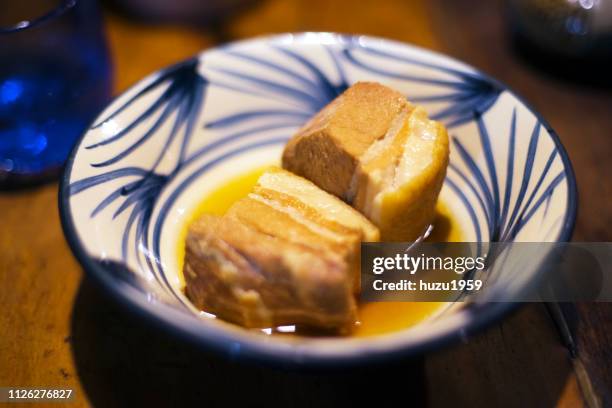 rafute (okinawan braised pork belly) on okinawa pottery - 美味食品 個照片及圖片檔