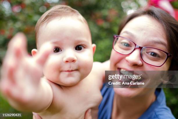 bebê brincando com eine mãe - bebê stock-fotos und bilder