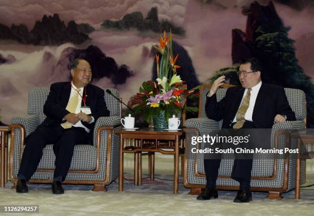 Mr Lee Cho-jat who is the Chairman of the Hong Kong Newspaper Society during talks with Chinese Politburo Standing Committee member Mr Li Changchun ,...
