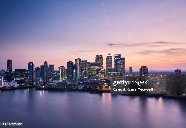 elevated view over london canary wharf skyline - sunset on canary wharf stock-fotos und bilder