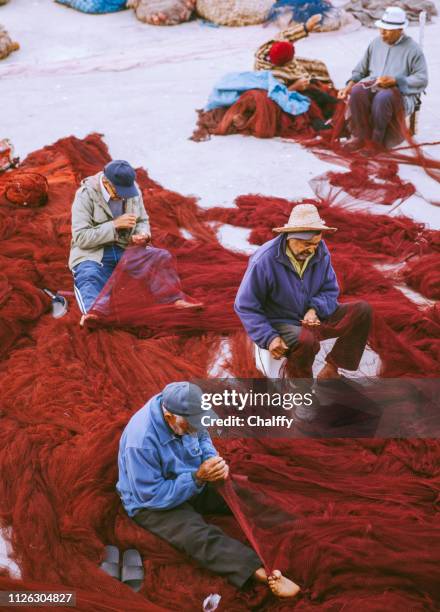 pescadores que hacen punto - áfrica del norte fotografías e imágenes de stock