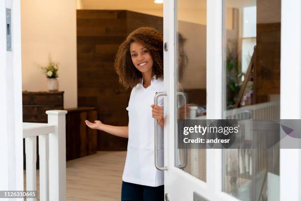 propietario de negocios feliz trabajando en un spa - black massage therapist fotografías e imágenes de stock