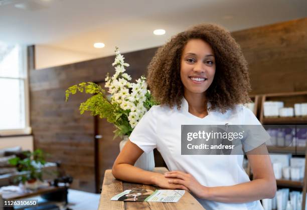 retrato de un dueño de negocio trabajando en un spa - black massage therapist fotografías e imágenes de stock