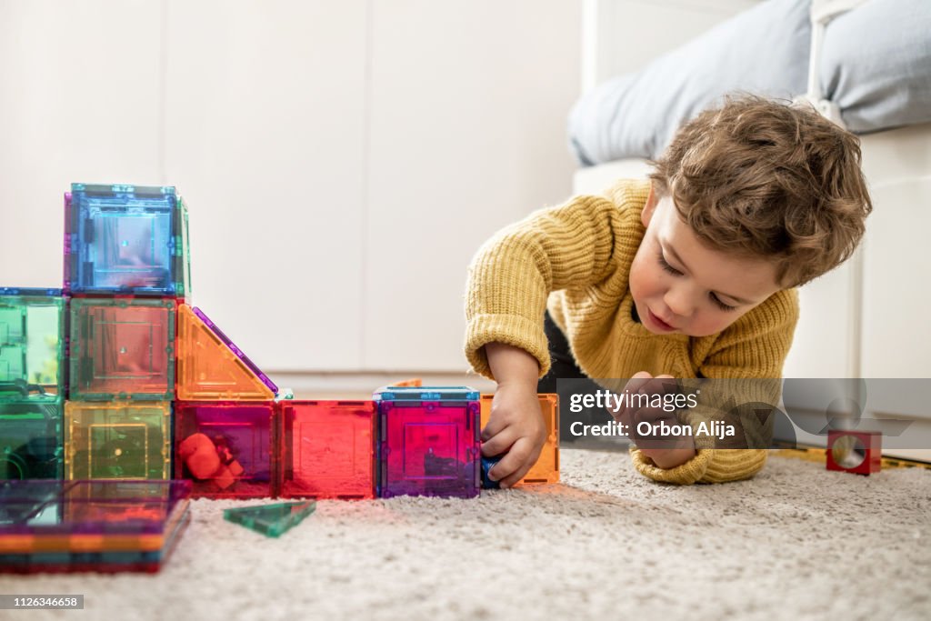 Junge spielt mit Bausteinen