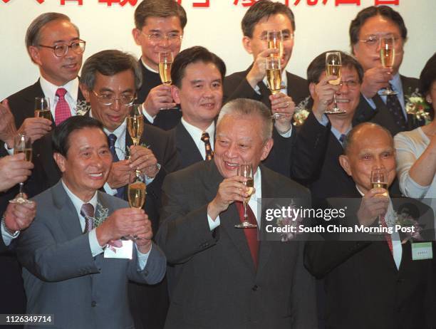 Dr Lee Shau-kee, Tung Chee-hwa and Dr Henry Fok Ying-tung, with committee members, toasting to celebrate the 20th Anniversary of the Hong Kong Pei...