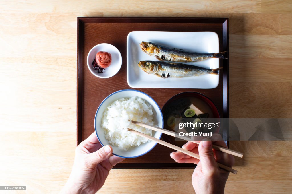 朝食とランチご飯とおかずトレイに日本独自。主食として米飯で食べる。