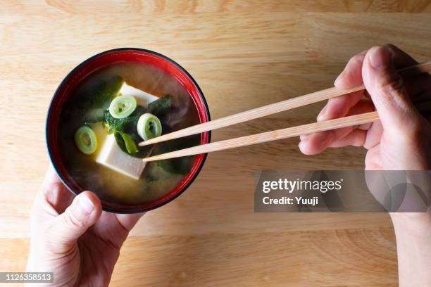 ontbijt en lunch met rijst en bijgerechten unieke naar japan op de lade geplaatst. we eten met gekookte rijst als onze hoofdvoedsel. - miso stockfoto's en -beelden