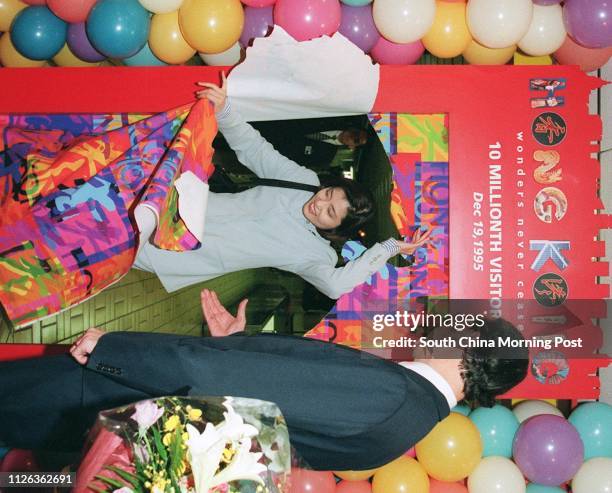 MISS LEE HEA-JIN, THE 10-MILLIONTH VISITOR OF 1995 WITH MARTIN BARROW , CHAIRMAN OF THE HONG KONG TOURIST ASSOCIATION AT KAI TAK INTERNATIONAL...