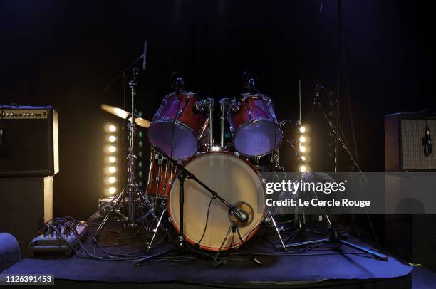 drums on stage - drum kit stock pictures, royalty-free photos & images