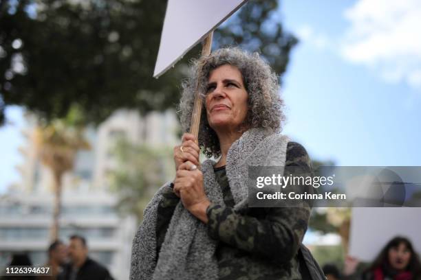 woman protesting - israeli woman imagens e fotografias de stock