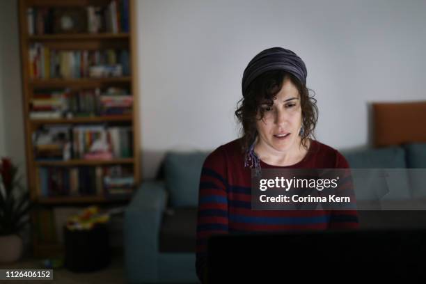 woman working on her computer at home - israeli woman imagens e fotografias de stock