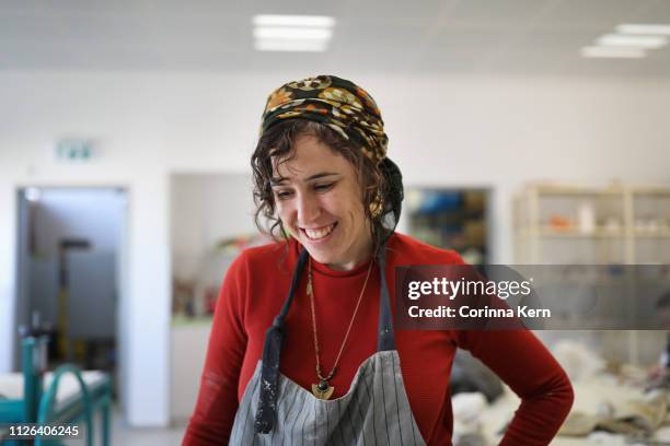 woman pottery artist laughing in studio - jewish people stockfoto's en -beelden