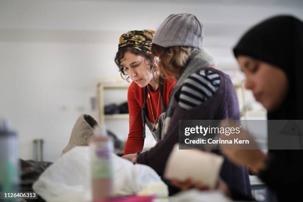 woman pottery artist instructing student during workshop - creative workshop stockfoto's en -beelden