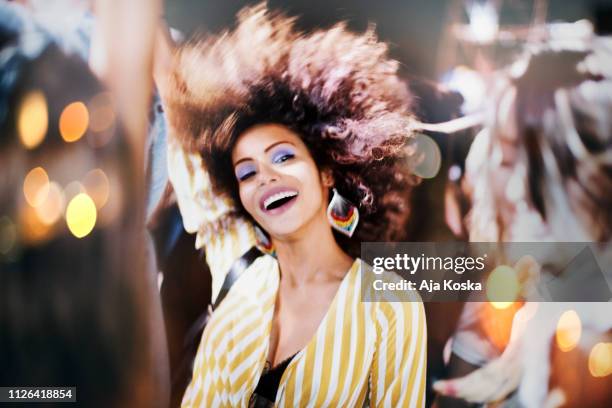 dans de nacht weg. - women dancing stockfoto's en -beelden