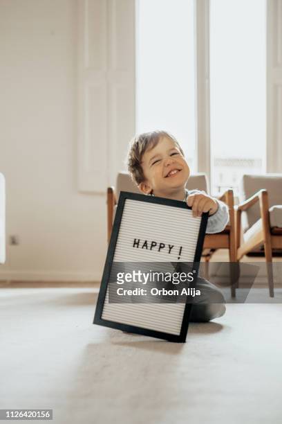 niño diciendo que es feliz - letra magnética fotografías e imágenes de stock