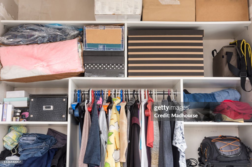 Open kast met vakken in de slaapkamer en dingen