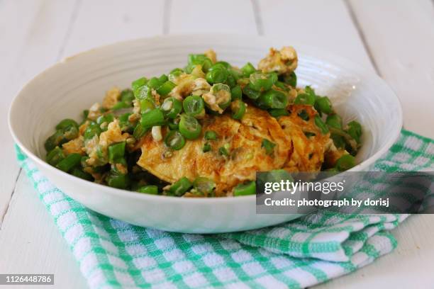 omelette egg with green bean - sperzieboon stockfoto's en -beelden