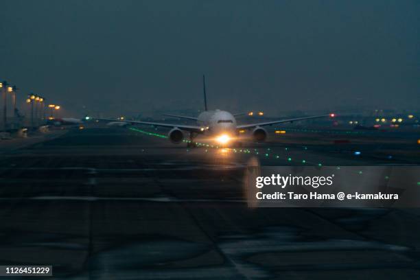 the airplane moving to the departure area of tokyo haneda international airport (hnd) in japan - tokyo international airport imagens e fotografias de stock