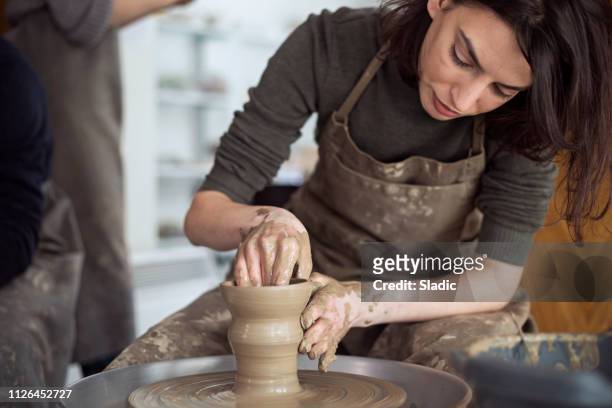 atelier de céramique - pottery wheel photos et images de collection